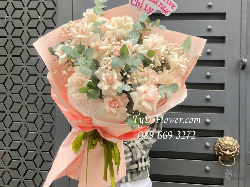 B0226147 BÓ HOA CHÚC MỪNG SINH NHẬT Thiết kế hoa hồng kem gấp cánh nghệ thuật