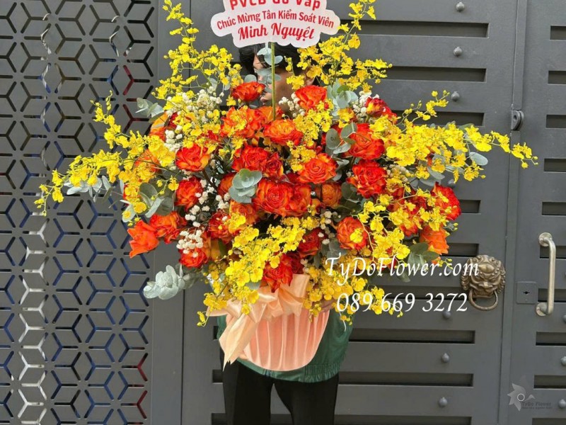 G0226160 GIỎ HOA CHÚC MỪNG TÂN KIỂM SOÁT VIÊN Thiết kế hoa hồng cam, lan vũ nữ
