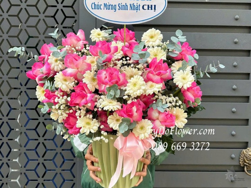 G0226161 GIỎ HOA CHÚC MỪNG SINH NHẬT Thiết kế hoa hồng sen gấp cánh nghệ thuật, đồng tiền mini