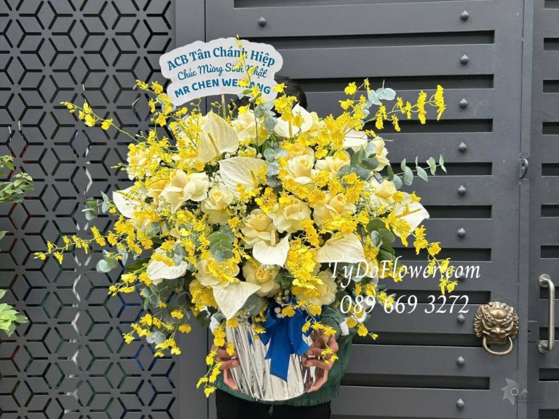 G0226162 GIỎ HOA CHÚC MỪNG SINH NHẬT Thiết kế tông màu vàng, hoa lan vũ nữ, lá môn trắng, hoa hồng vàng victor