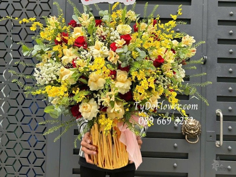 G0226165 GIỎ HOA CHÚC MỪNG SINH NHẬT Thiết kế hoa hồng vàng, đỏ Ecuador, lan vũ nữ