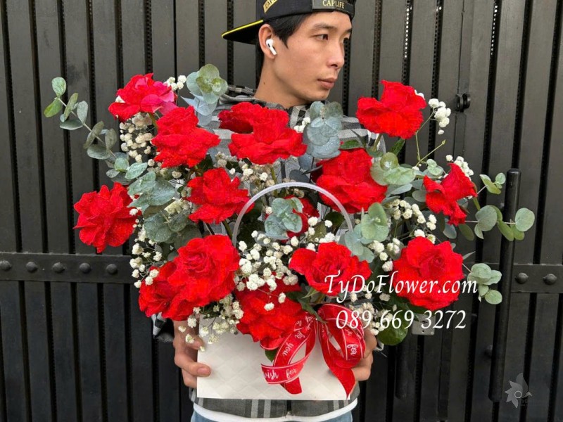G0226166 GIỎ HOA HỒNG ĐỎ ECUADOR Thiết kế gấp cánh hoa nghệ thuật