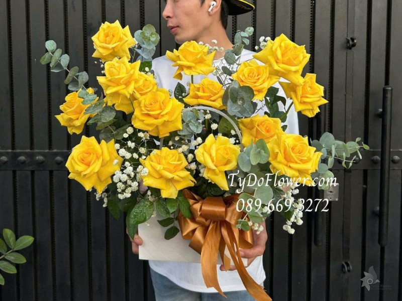 G0226167 GIỎ HOA HỒNG VÀNG Thiết kế gấp cánh hoa nghệ thuật