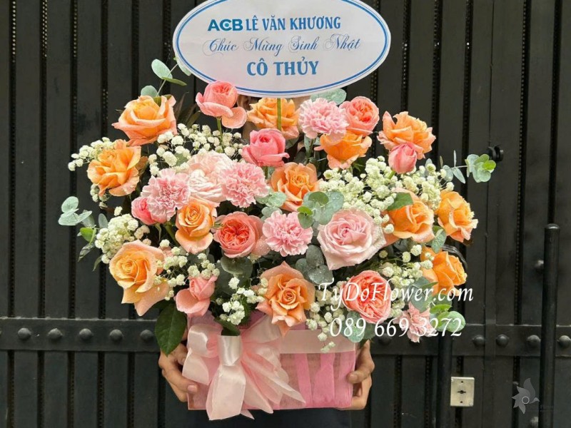 G0226168 GIỎ HOA CHÚC MỪNG SINH NHẬT Thiết kế hoa hồng cam, phăng hồng