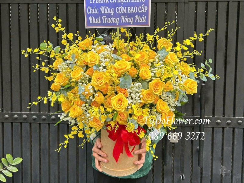 G0226169 GIỎ HOA CHÚC MỪNG KHAI TRƯƠNG HỒNG PHÁT Thiết kế hoa hồng vàng, lan vũ nữ