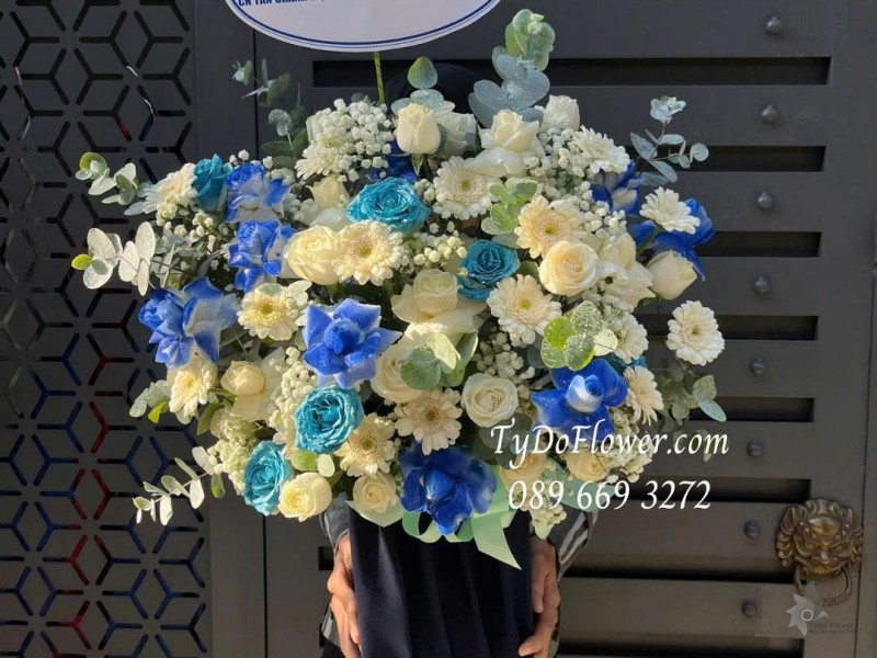 G0226171 GIỎ HOA CHÚC MỪNG Thiết kế tông màu trắng xanh dương
