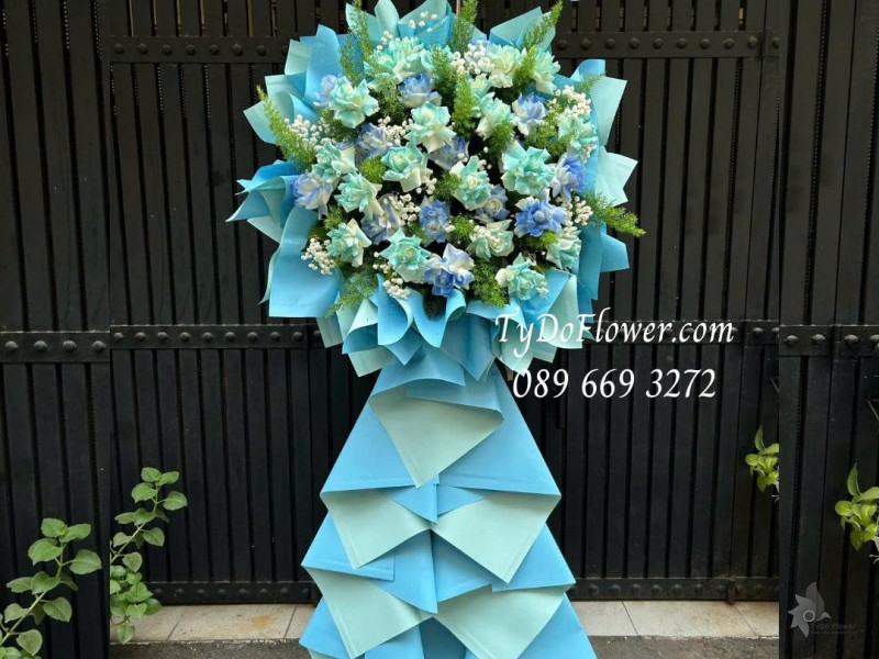 KCM0226173 KỆ HOA CHÚC MỪNG TẤT NIÊN Thiết kế tông màu xanh dương, chủ đạo hoa hồng và giấy mỹ thuật cao cấp