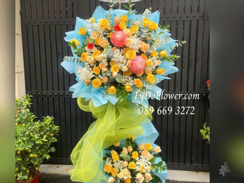 KCM0226174 KỆ HOA 02 TẦNG CHÚC MỪNG SINH NHẬT Thiết kế tông màu đỏ vàng cam, chủ đạo hoa hồng, cúc mẫu đơn trên nền giáy mỹ thuật cao cấp