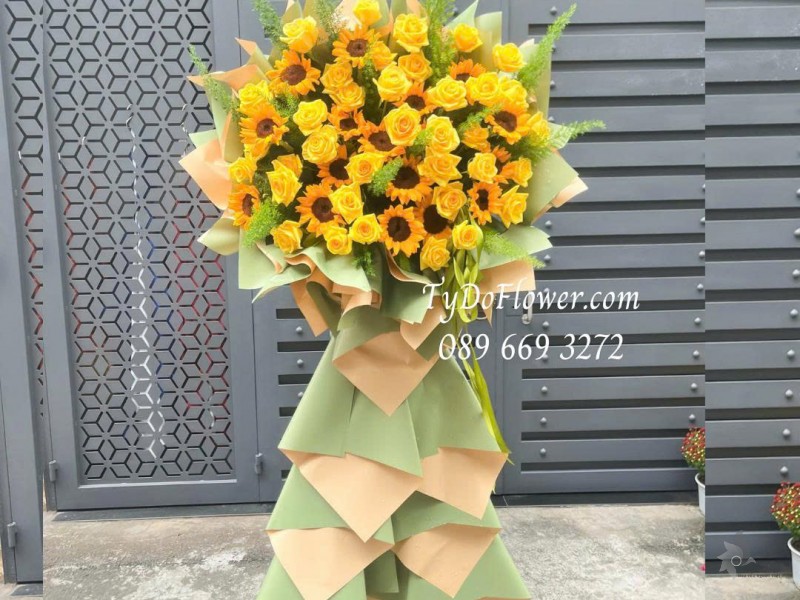 KCM0226175 KỆ HOA CHÚC MỪNG Thiết kế hoa hồng vàng, hoa hướng dương trên nền giấy mỹ thuật cao cấp