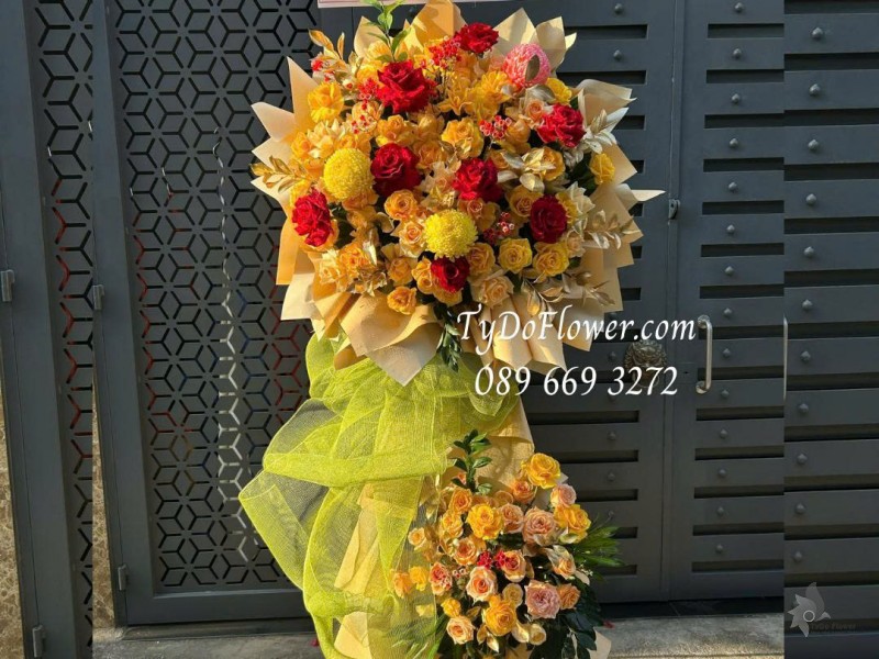 KCM0226177 KỆ HOA 02 TẦNG CHÚC MỪNG Thiết kế tông màu đỏ vàng cam, chủ đạo hoa hồng, cúc mẫu đơn trên nền giấy mỹ thuật cao cấp