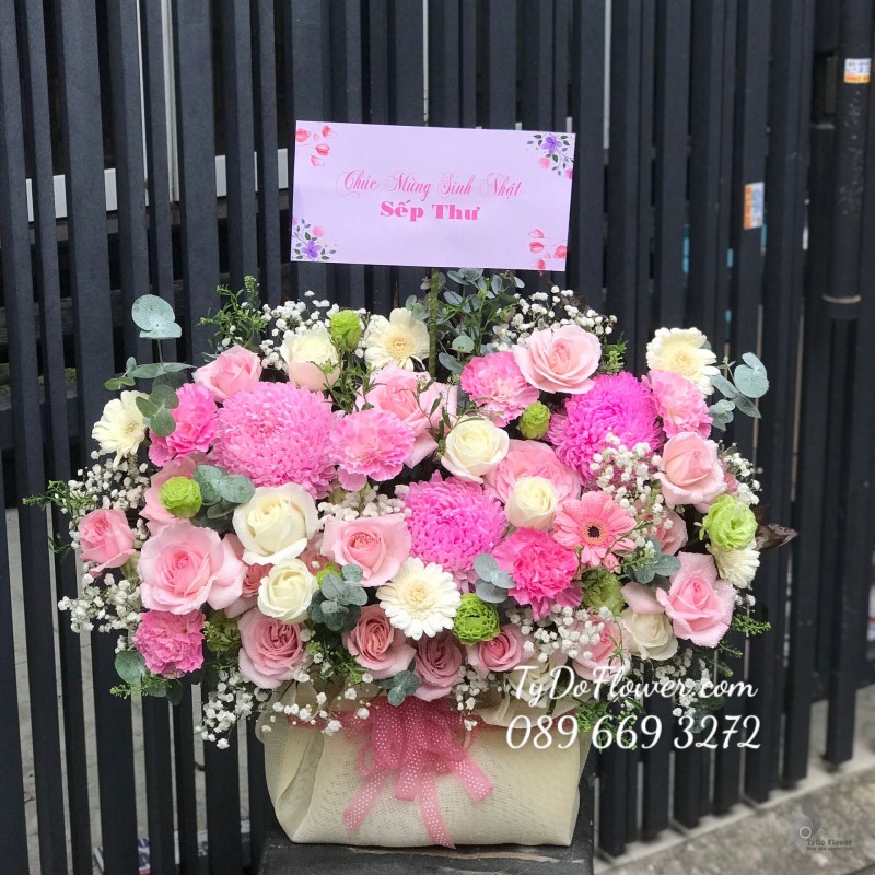 G122206 GIỎ HOA CHÚC MỪNG SINH NHẬT thiết kế hoa Cúc Mẫu Đơn hồng, hoa hồng Ohara Pink Roses, hoa hồng trắng, cát tường xanh bơ, cẩm chướng hồng, hoa lá phụ trắng xanh