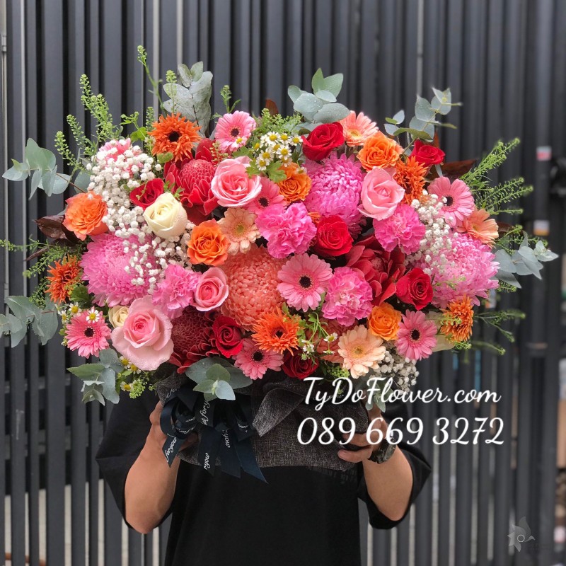 G122208 GIỎ HOA CHÚC MỪNG thiết kế hoa Cúc Mẫu Đơn Hồng, Sen Đa Lộc, hoa phụ tone màu hồng đỏ cam