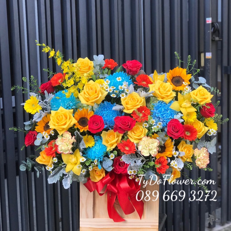 G122211 GIỎ HOA CHÚC MỪNG thiết kế hoa Cúc Mẫu Đơn xanh dương, hoa hồng đỏ-vàng, hoa hướng dương, đồng tiền cam-vàng, cẩm chướng, cúc tana, lá bạc