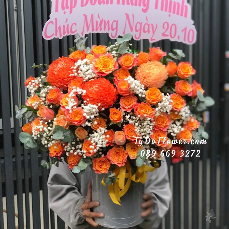 G122213 GIỎ HOA CHÚC MỪNG thiết kế hoa Cúc Mẫu Đơn cam, hoa hồng Cam Spirit Roses, baby trắng, lá bạc