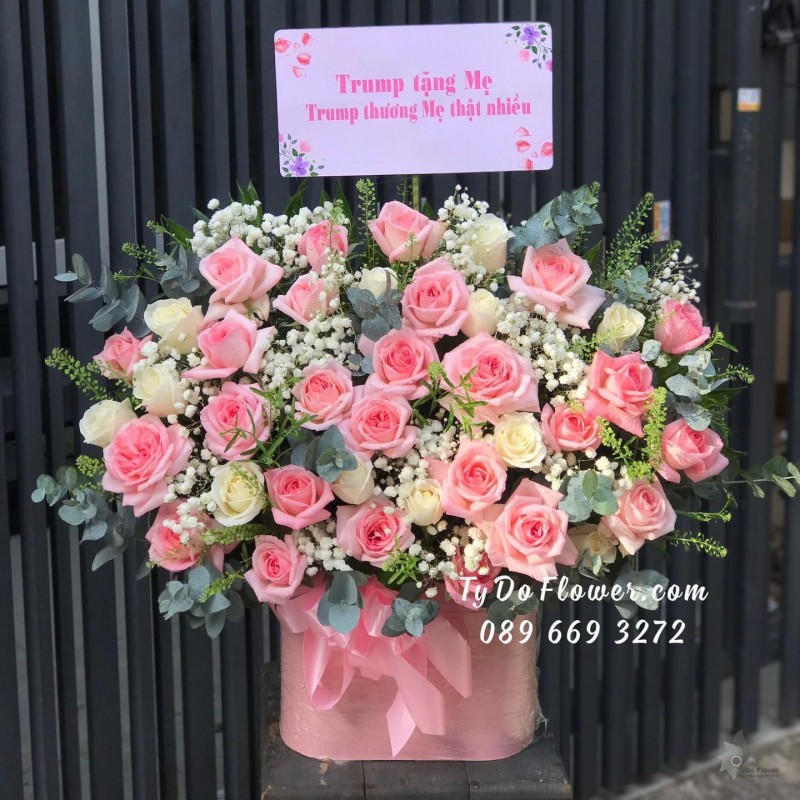 G122215 GIỎ HOA CHÚC MỪNG TẶNG MẸ thiết kế hoa hồng Ohara Pink Roses, hoa hồng trắng, baby trắng, lá bạc, cỏ đồng tiền