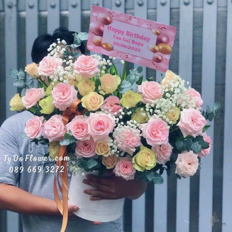 G122221 GIỎ HOA CHÚC MỪNG SINH NHẬT thiết kế hoa hồng Ohara Pink Roses, hoa hồng cam, baby trắng, lá bạc