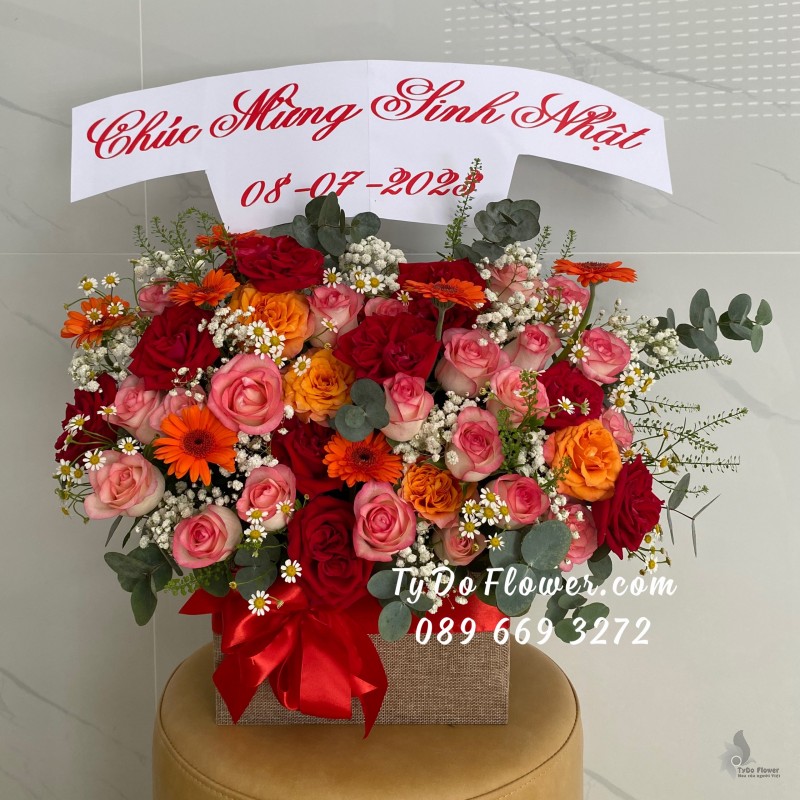 G0723825 GIỎ HOA CHÚC MỪNG SINH NHẬT thiết kế hoa hồng đỏ Ohara Red Roses, Cam Spirit Roses, hoa hồng song hỷ, đồng tiền cam, cúc tana, baby trắng, lá bạc