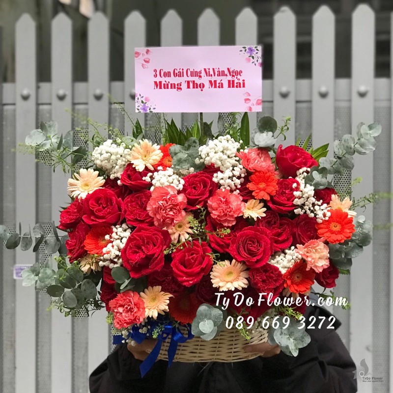 G0723842 GIỎ HOA MỪNG THỌ thiết kế Hoa Hồng Đỏ Ohara Red Roses, cẩm chướng đỏ, đồng tiền mini cam, baby trắng, lá bạc, cỏ đồng tiền