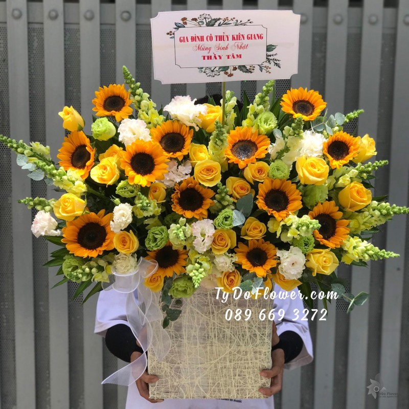 G0823894 GIỎ HOA HƯỚNG DƯƠNG mix hoa màu xanh vàng Hoa Chúc Mừng Sinh Nhật Thầy