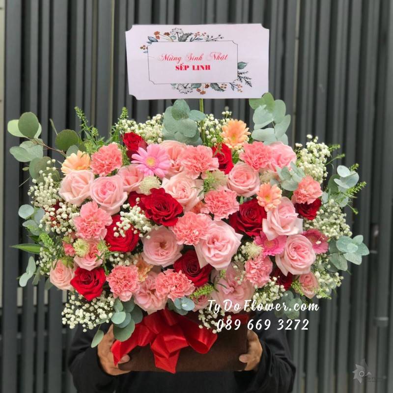 G0823911 GIỎ HOA CHÚC MỪNG SINH NHẬT SẾP thiết kế  hoa hồng đỏ Ecuador, hoa hồng Ohara Pink Roses, cẩm chướng hồng, đồng tiền cam, baby trắng, lá bạc, cỏ đồng tiền