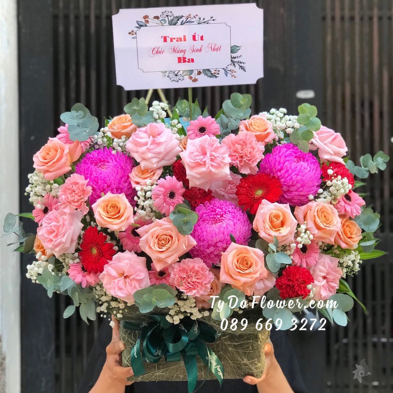 G0823922 GIỎ HOA CHÚC MỪNG SINH NHẬT BA thiết kế Hoa Cúc Mẫu Đơn hồng, hoa hồng Ohara Pink Roses, hoa hồng cam, đồng tiền hồng, baby trắng, lá bạc
