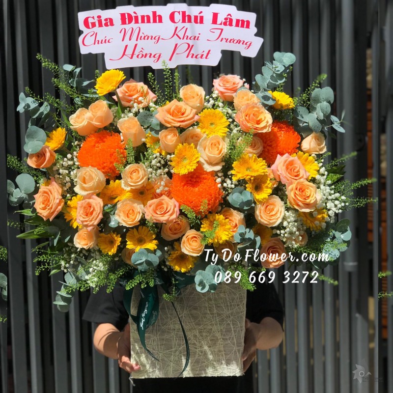G0823923 GIỎ HOA CHÚC MỪNG KHAI TRƯƠNG thiết kế Cúc Mẫu Đơn Cam, hoa hồng cam, đồng tiền vàng, baby trắng, lá bạc, cỏ đồng tiền