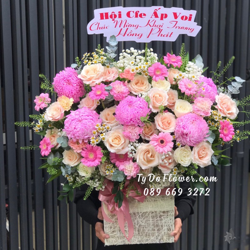 G0823929 GIỎ HOA CHÚC MỪNG KHAI TRƯƠNG thiết kế Hoa Cúc Mẫu Đơn hồng, hoa hồng kem, đồng tiền mini hồng, baby trắng, cúc tana, cỏ đồng tiền, lá bạc