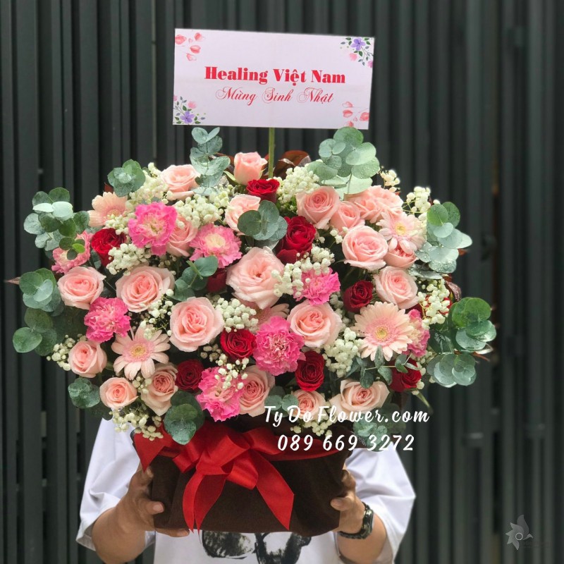 G0823968 GIỎ HOA CHÚC MỪNG SINH NHẬT thiết kế Hoa Hồng Pink Ohara Roses mix Hoa Hồng Đỏ vs Cẩm Chướng Hồng