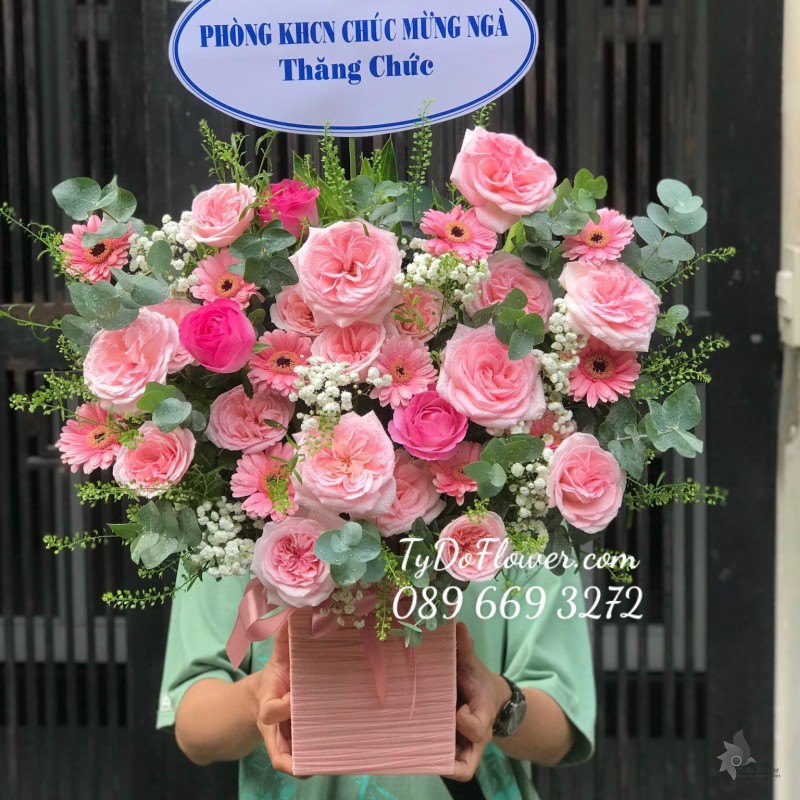 G0923992 GIỎ HOA CHÚC MỪNG THĂNG CHỨC thiết kế Hoa Hồng Pink Ohara Roses mix Đồng Tiền Mini hồng