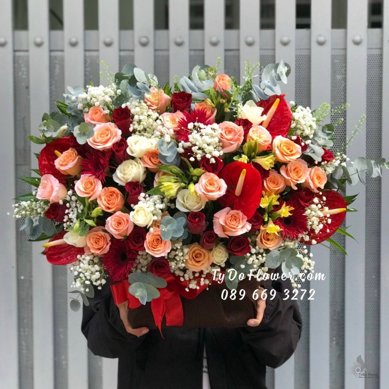 G09231003 GIỎ HOA CHÚC MỪNG thiết kế hoa hồng cam mix hoa hồng đỏ và hoa lá phụ trắng đỏ vàng