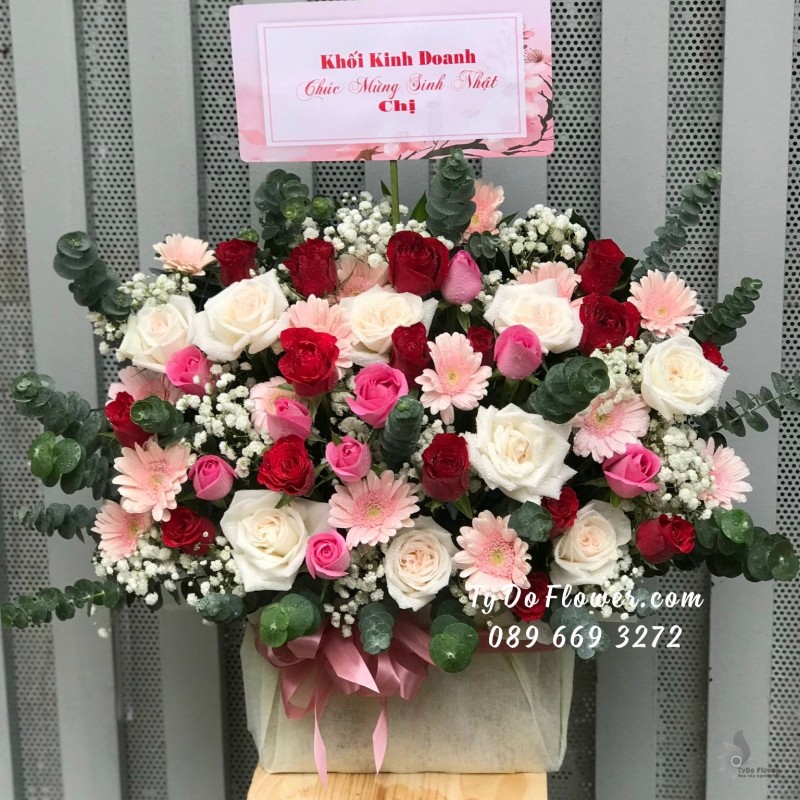 G09231006 GIỎ HOA CHÚC MỪNG SINH NHẬT thiết kế hoa hồng trắng White Ohara Roses mix hoa hồng đỏ, hoa hồng sen, hoa đồng tiền mini hồng