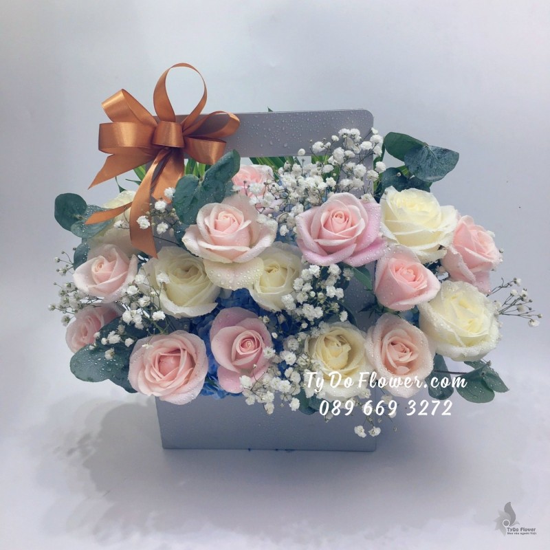 G09231017 GIỎ HOA CHÚC MỪNG thiết kế hoa hồng kem, hoa hồng trắng mix baby trắng, lá bạc