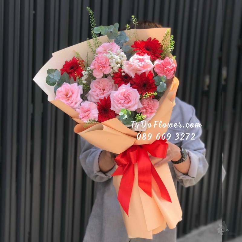 B09231039 BÓ HOA CHÚC MỪNG thiết kế Hoa Hồng Pink Ohara Roses, Đồng Tiền Đỏ mix hoa lá phụ trắng xanh