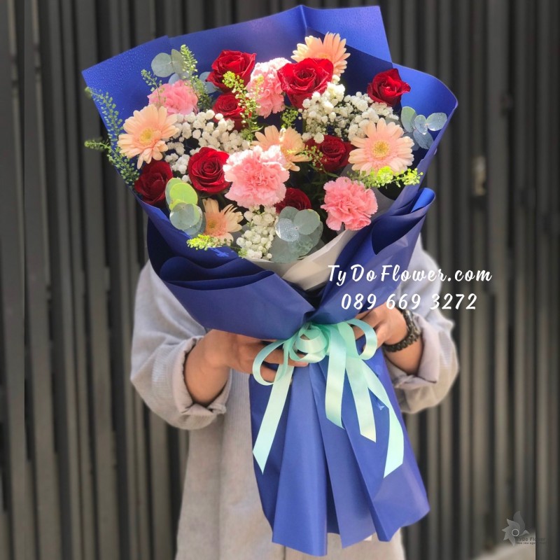 B09231040 BÓ HOA CHÚC MỪNG thiết kế Hoa Hồng Đỏ Ecuador Rose, Cẩm Chướng Hồng, Đồng Tiền Mini Cam mix hoa lá phụ trắng xanh