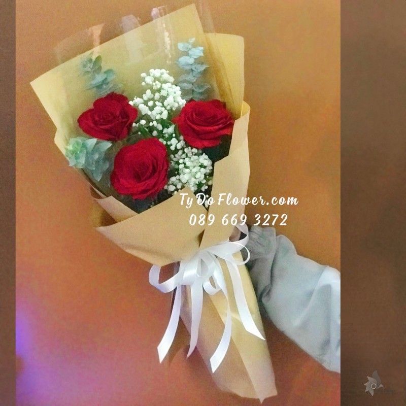B10231052 BÓ HOA CHÚC MỪNG thiết kế Hoa Hồng Đỏ Ecuador Roses mix Baby Trắng Lá Bạc