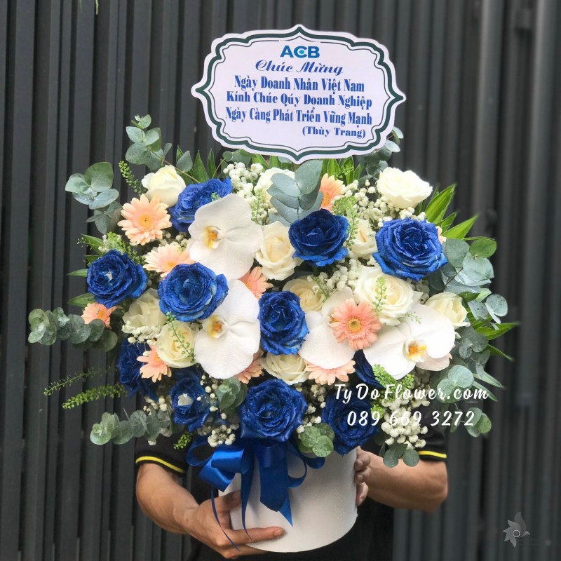 G10231080 GIỎ HOA CHÚC MỪNG Ngày Doanh Nhân Việt Nam thiết kế chủ đạo hoa hồng xanh