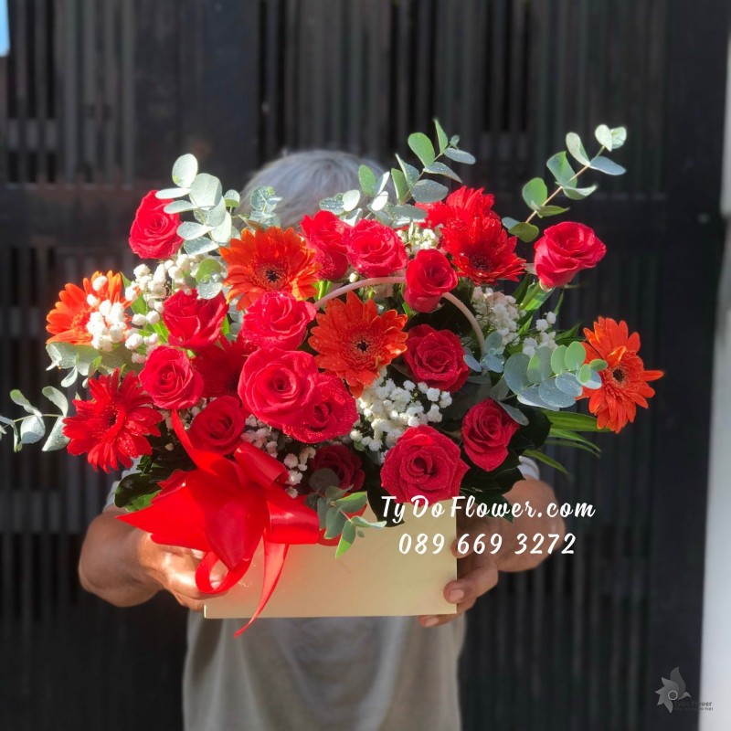  G102310110 GIỎ HOA CHÚC MỪNG thiết kế hoa hồng đỏ, đồng tiền cam