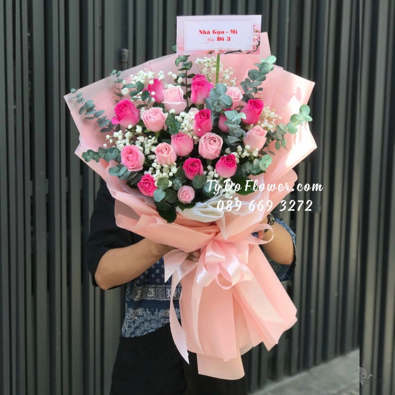 B11231108 BÓ HOA CHÚC MỪNG thiết kế hoa hồng màu hồng kem dâu, hồng sen