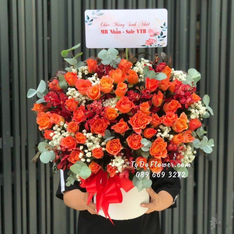 G11231174 GIỎ HOA CHÚC MỪNG SINH NHẬT thiết kế hoa hồng cam Spirit Roses, hoa lan đỏ