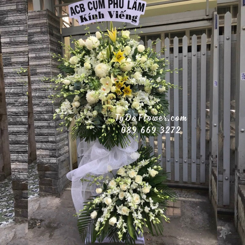 KCB12231234 KỆ HOA TANG LỄ VÒNG HOA CHIA BUỒN Hoa Kính Viếng thiết kế chủ đạo hoa Cúc Mẫu Đơn trắng