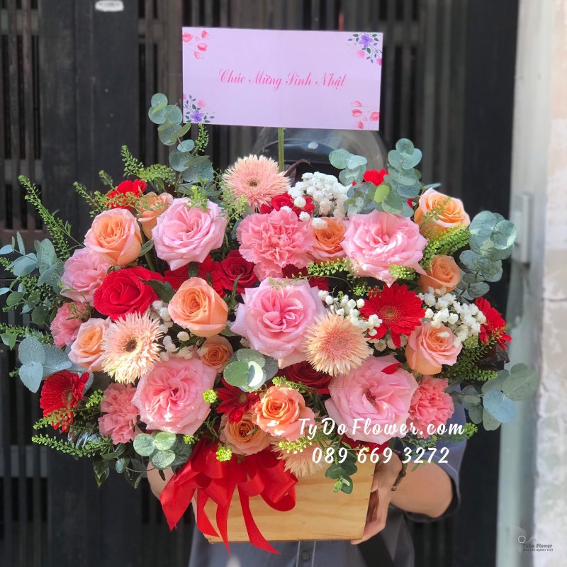 G02241361 GIỎ HOA CHÚC MỪNG SINH NHẬT thiết kế tone màu đỏ hồng, chủ đạo Hoa Hồng Ohara Pink Roses