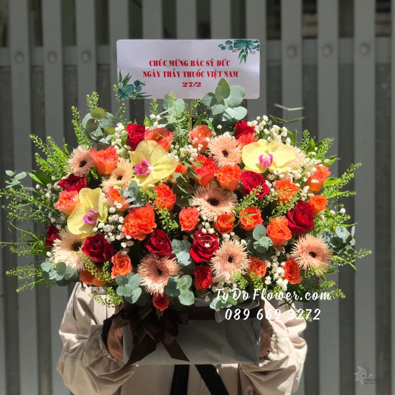 G03241386 GIỎ HOA CHÚC MỪNG NGÀY THẦY THUỐC VN thiết kế chủ đạo Hoa Hồng Đỏ, Hoa Hồng Cam Spirit Roses