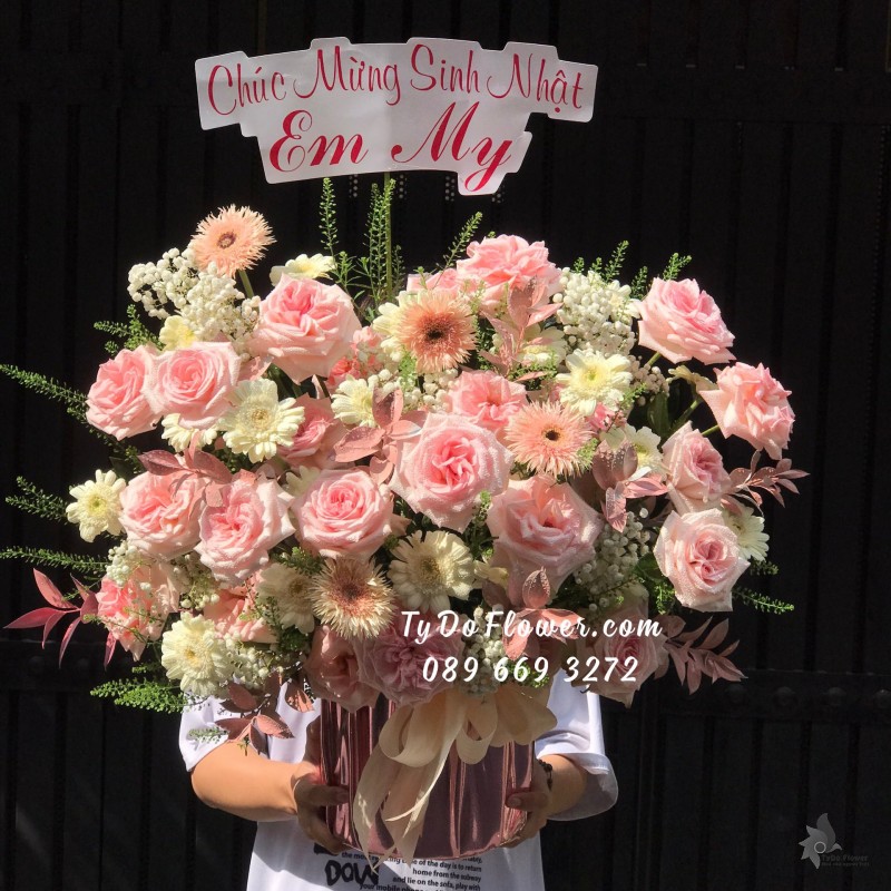 G04241484 GIỎ HOA CHÚC MỪNG SINH NHẬT thiết kế Hoa Hồng Ohara Pink Roses, Đồng Tiền Mini, Đồng Tiền Tua