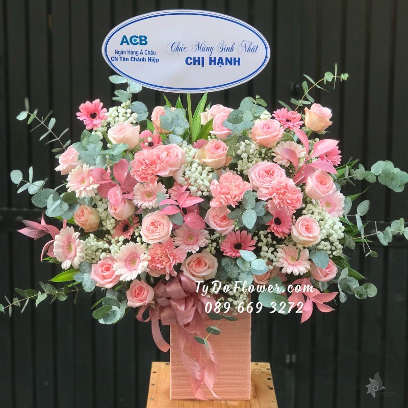 G05241508 GIỎ HOA CHÚC MỪNG SINH NHẬT thiết kế tone màu hồng, chủ đạo hoa hồng Ohara Pink Roses