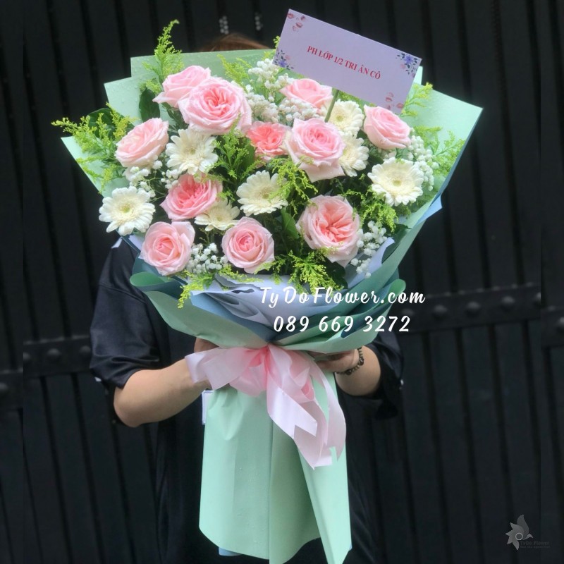 B05241552 BÓ HOA TRI ÂN CÔ thiết kế tông màu Pastel Hoa Hồng Ohara Pink Roses, Đồng Tiền Mini trắng