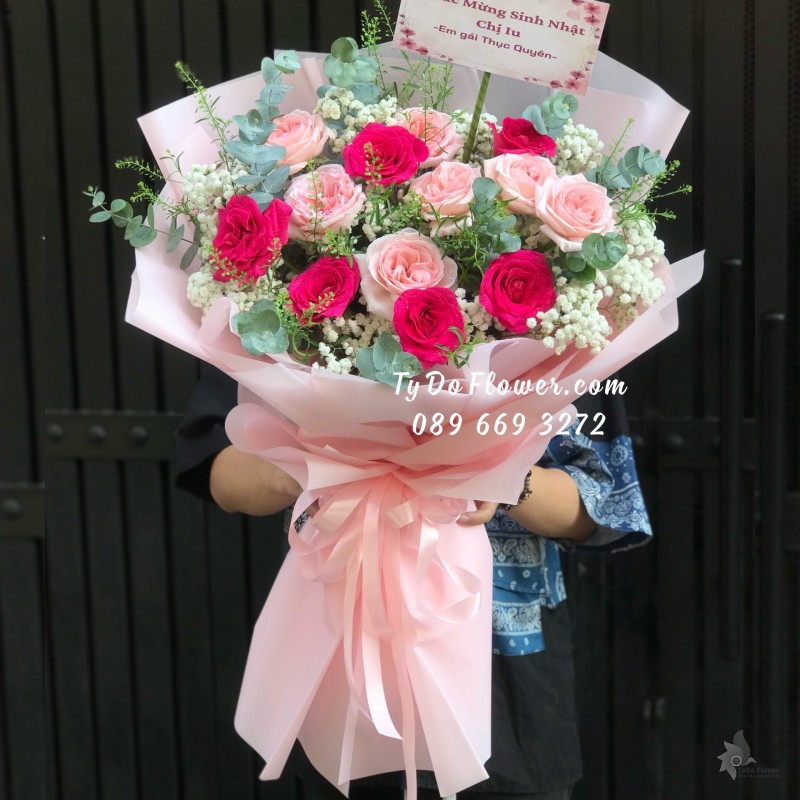 B05241566 BÓ HOA CHÚC MỪNG SINH NHẬT thiết kế Hoa Hồng Ohara Pink Roses mix Hoa Hồng Đỏ Dâu