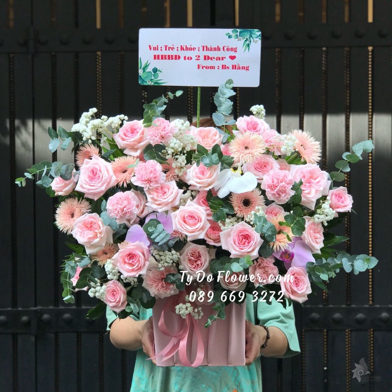 G05241580 GIỎ HOA CHÚC MỪNG SINH NHẬT Thiết Kế Hoa Hồng Pink Ohara Roses