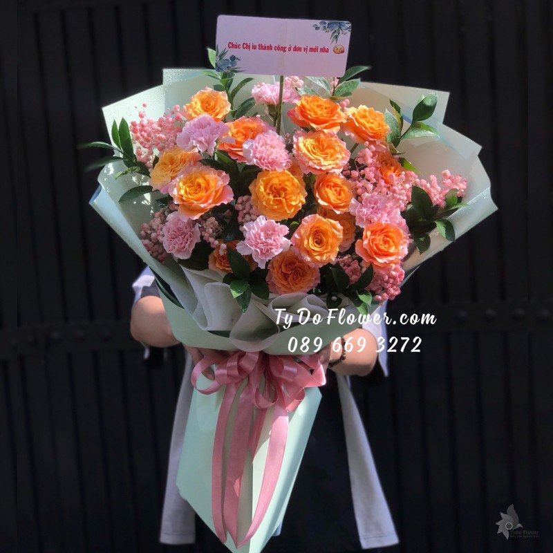 B05241586 BÓ HOA CHÚC MỪNG THÀNH CÔNG thiết kế Hoa Hồng Cam Spirit Roses mix Hoa Cẩm Chướng Hồng