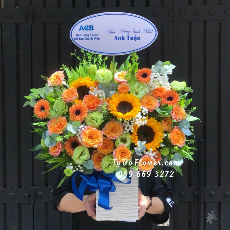 G05241608 GIỎ HOA CHÚC MỪNG SINH NHẬT ANH thiết kế tông màu cam xanh, chủ đạo Hoa Hồng Cam Spirit Roses, Cát Tường Xanh Bơ, Hoa Hướng Dương