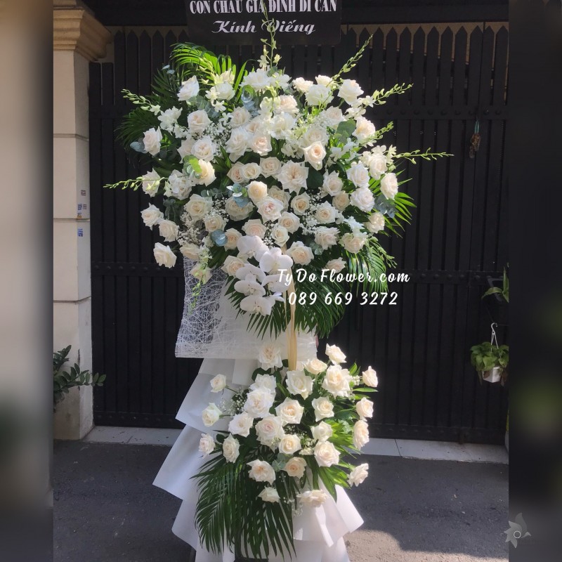 KCB05241612 KỆ HOA TANG LỄ VÒNG HOA CHIA BUỒN Hoa Kính Viếng thiết kế Hoa Hồng Trắng Ohara White Roses, Lan Hồ Điệp Trắng